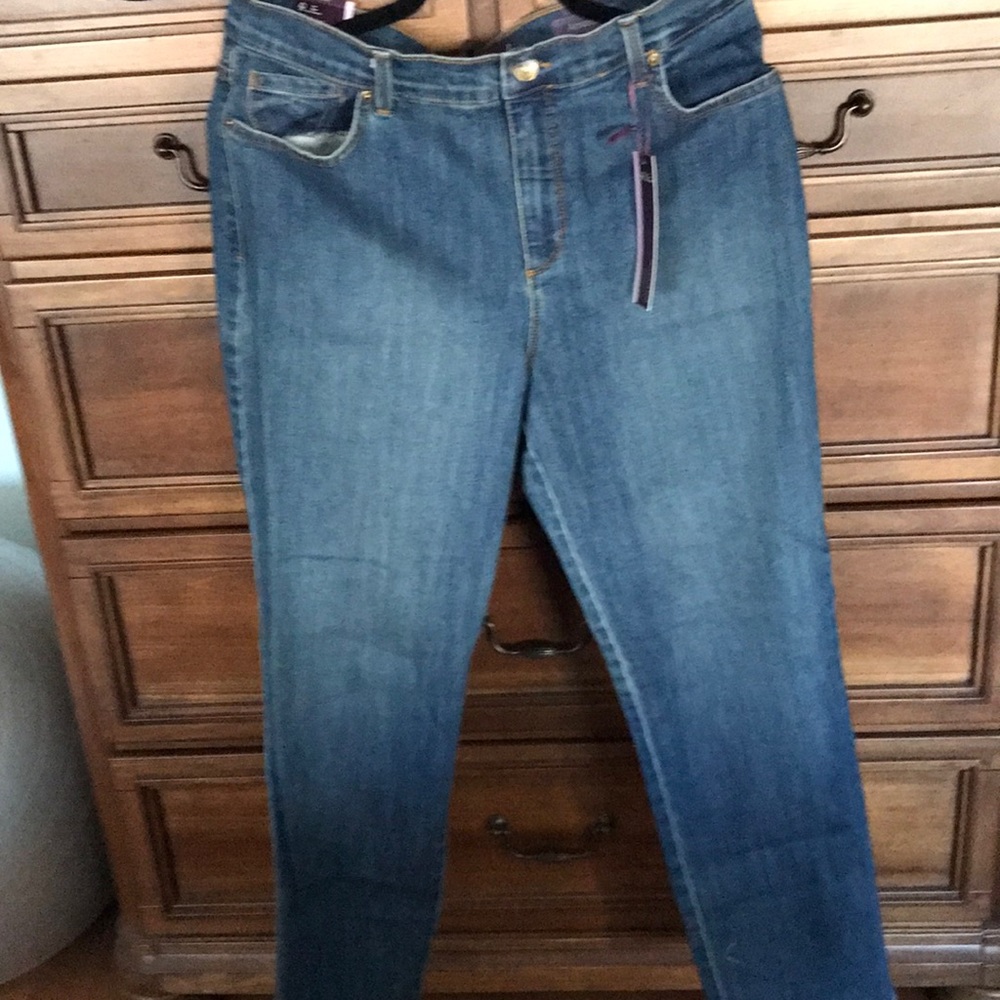 Soft slimming jeans by Gloria Vanderbilt zip down front . NWT